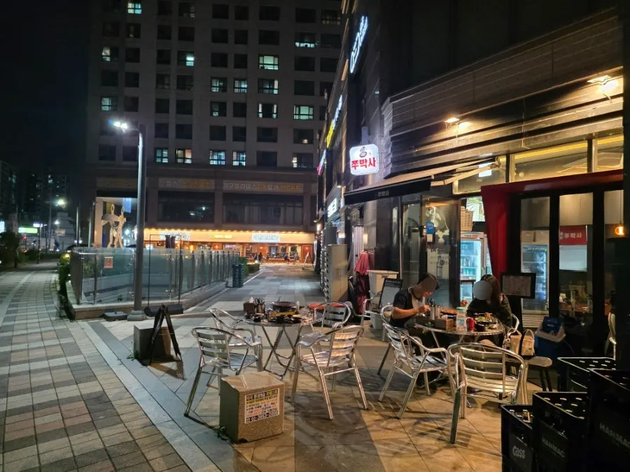 View of outdoor tables at Jju Baksa Magok Branch