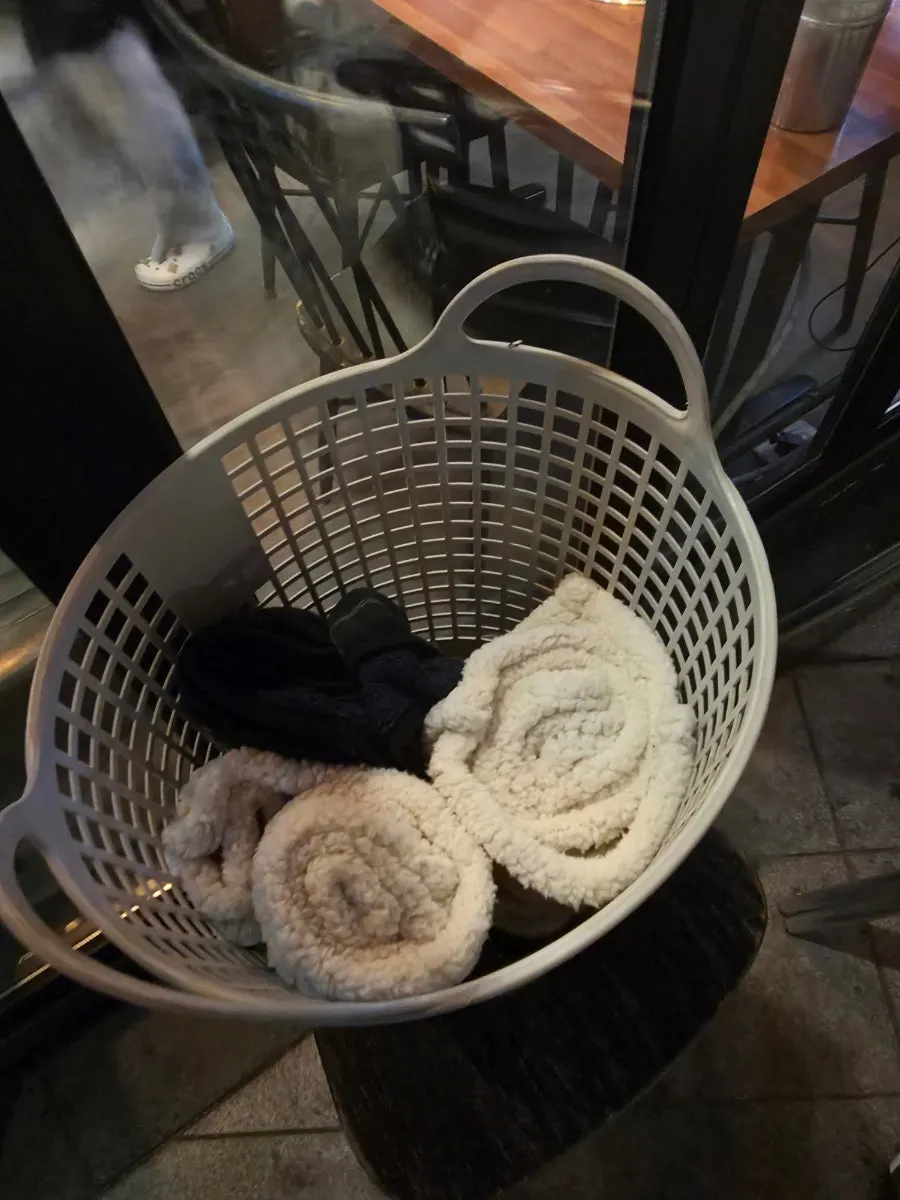Outdoor seating with blankets at Jju Baksa Magok Branch