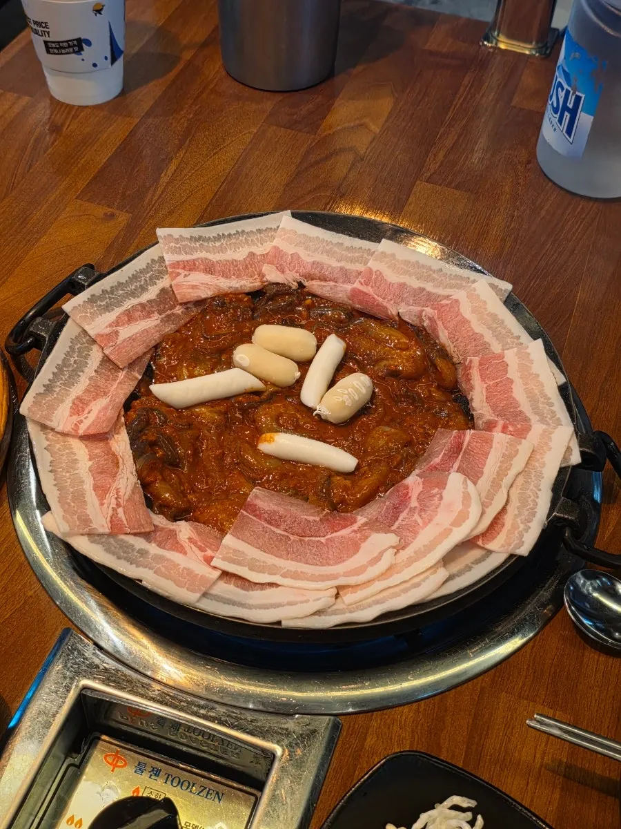 Jjusamgyeop set served on the hot plate