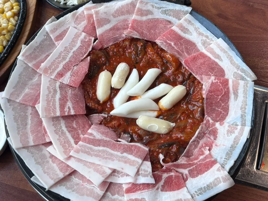 떡사리가 함께 나온 쭈꾸미 삼겹살 철판
