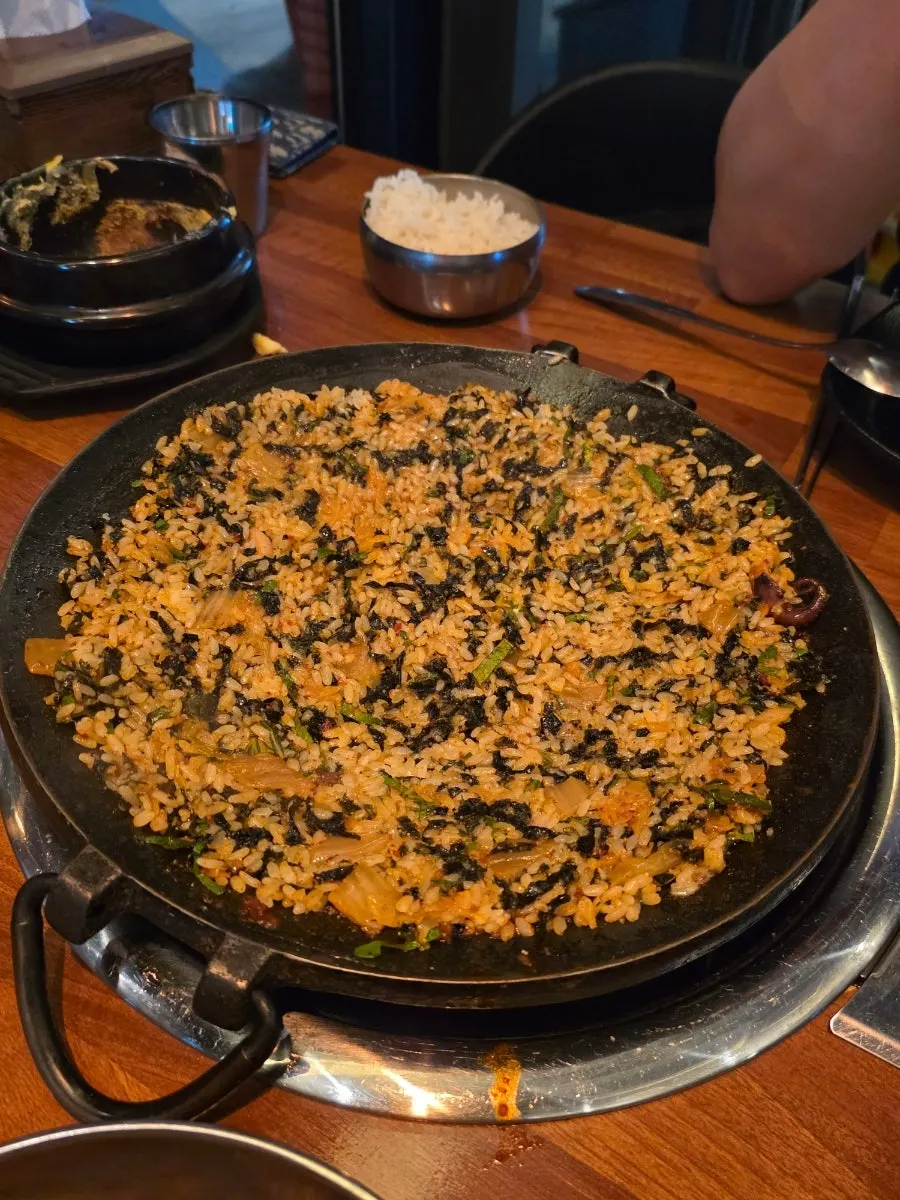 Making hot plate fried rice with leftover sauce
