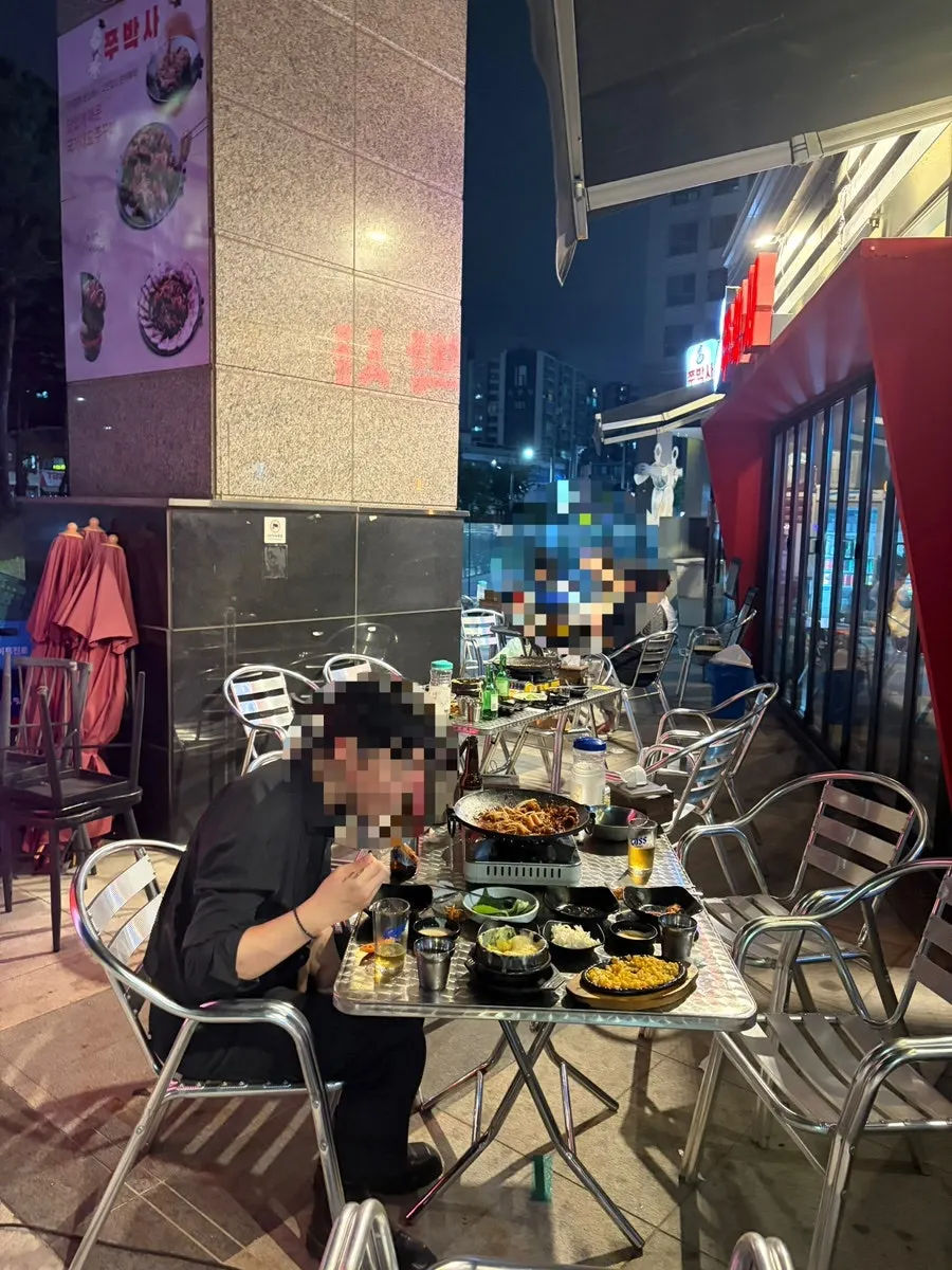 Outdoor seating area with a Magok evening-dining atmosphere