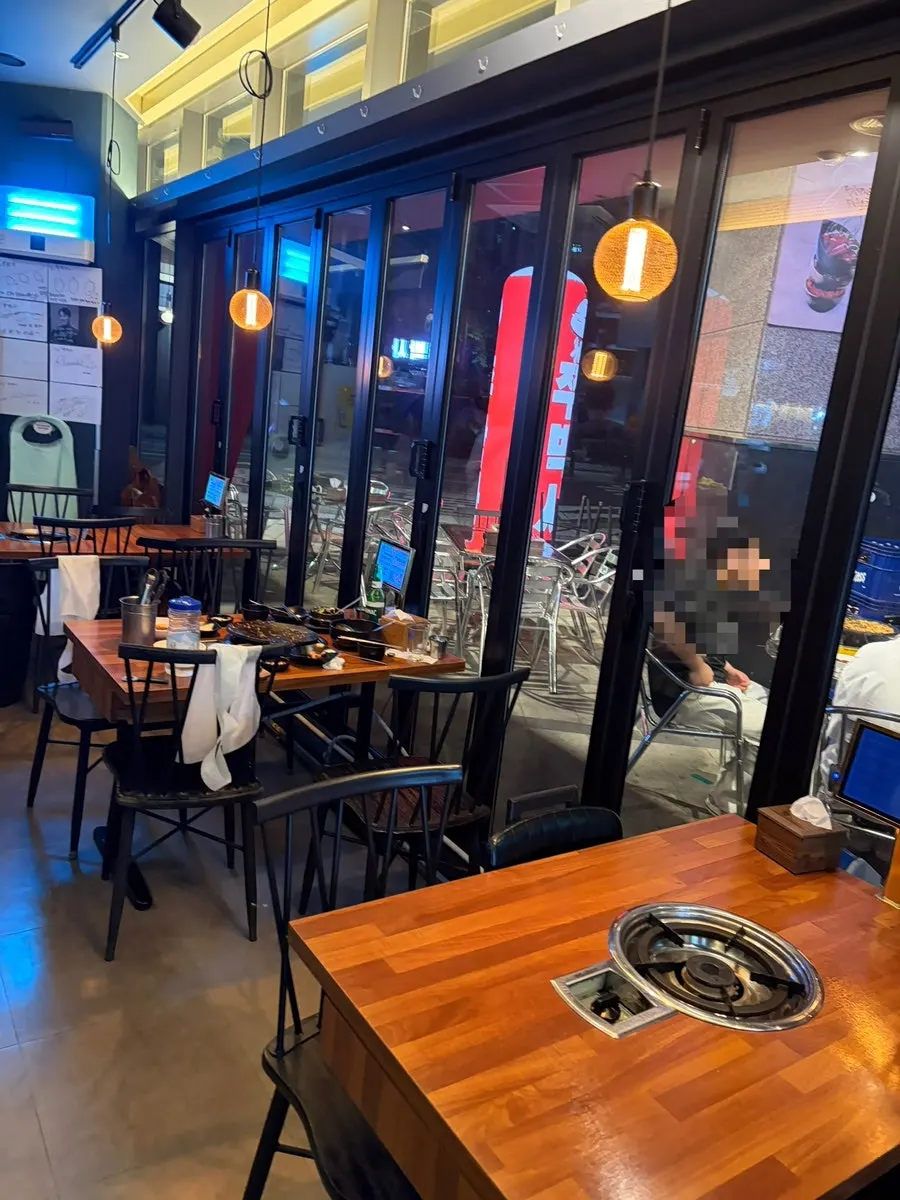 Spacious indoor tables at Jju Baksa Magok Branch