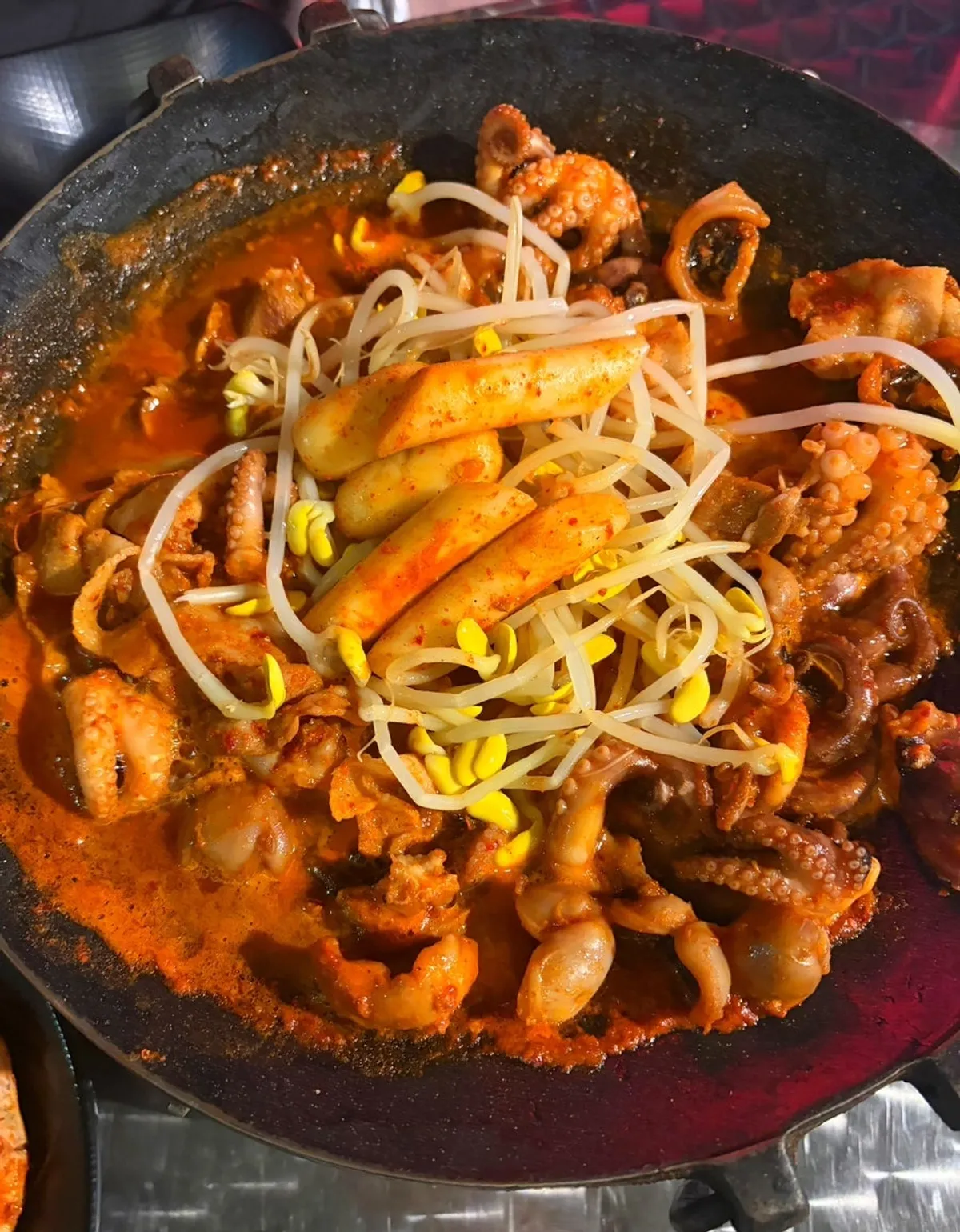 Hot plate jjusamsae being stir-fried