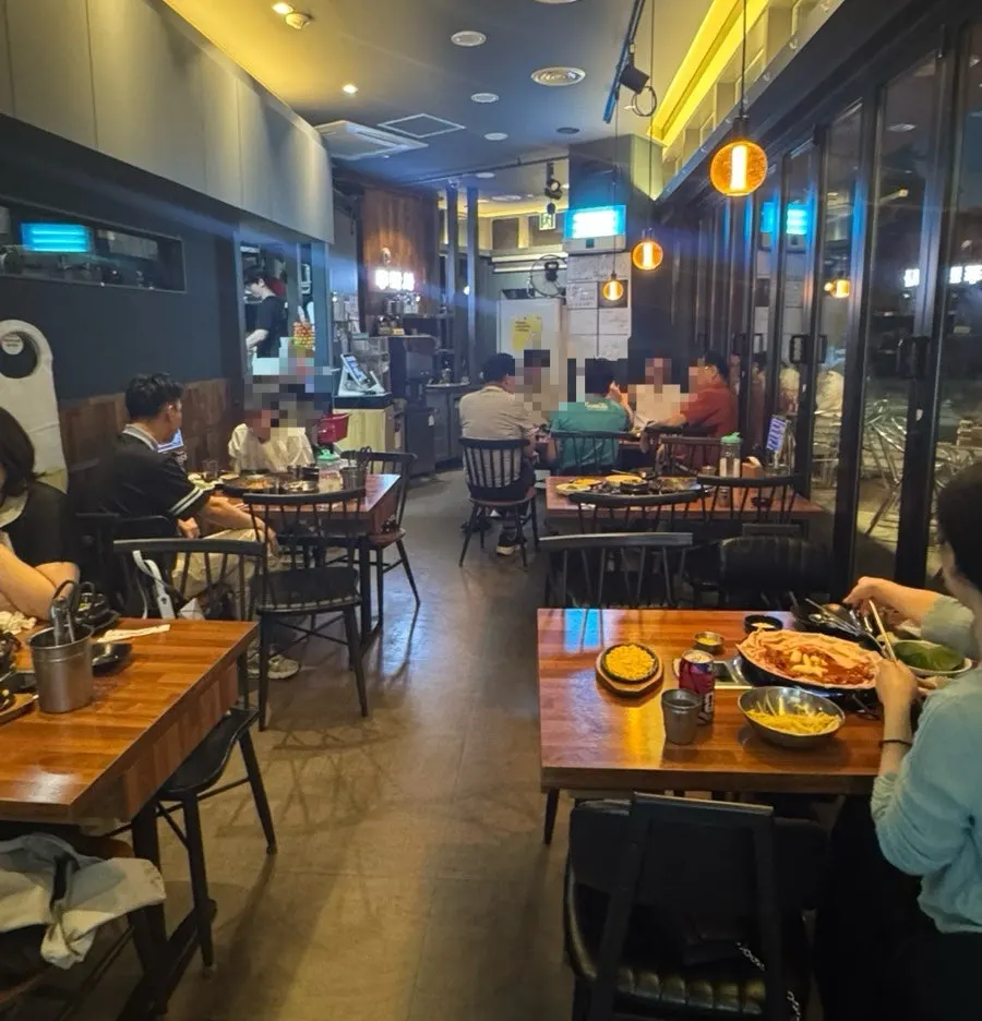 손님으로 차 있는 쭈박사 마곡점 내부 좌석