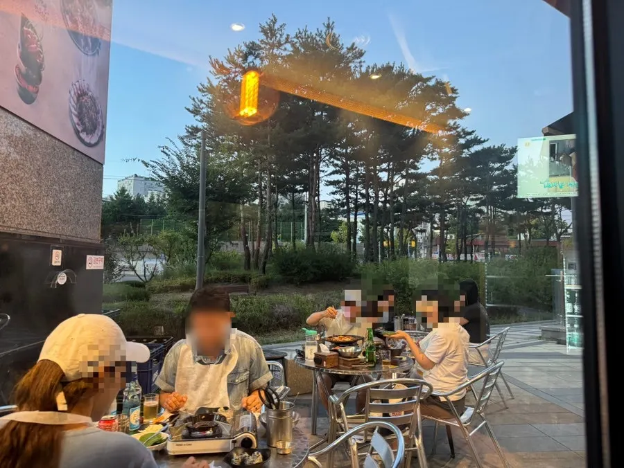 매장 밖에 마련된 야외 테이블