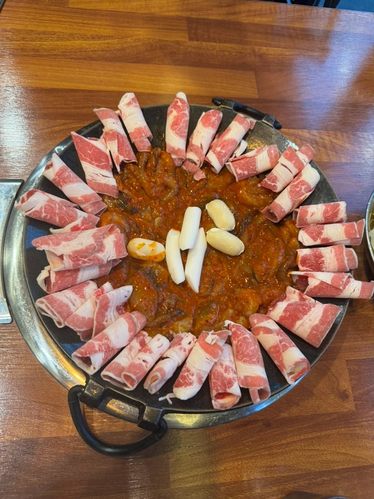 깻잎 콩나물 무쌈 천사채로 차려진 기본찬