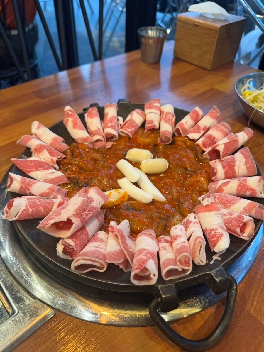 쌈 소스와 함께 놓인 기본찬 상차림