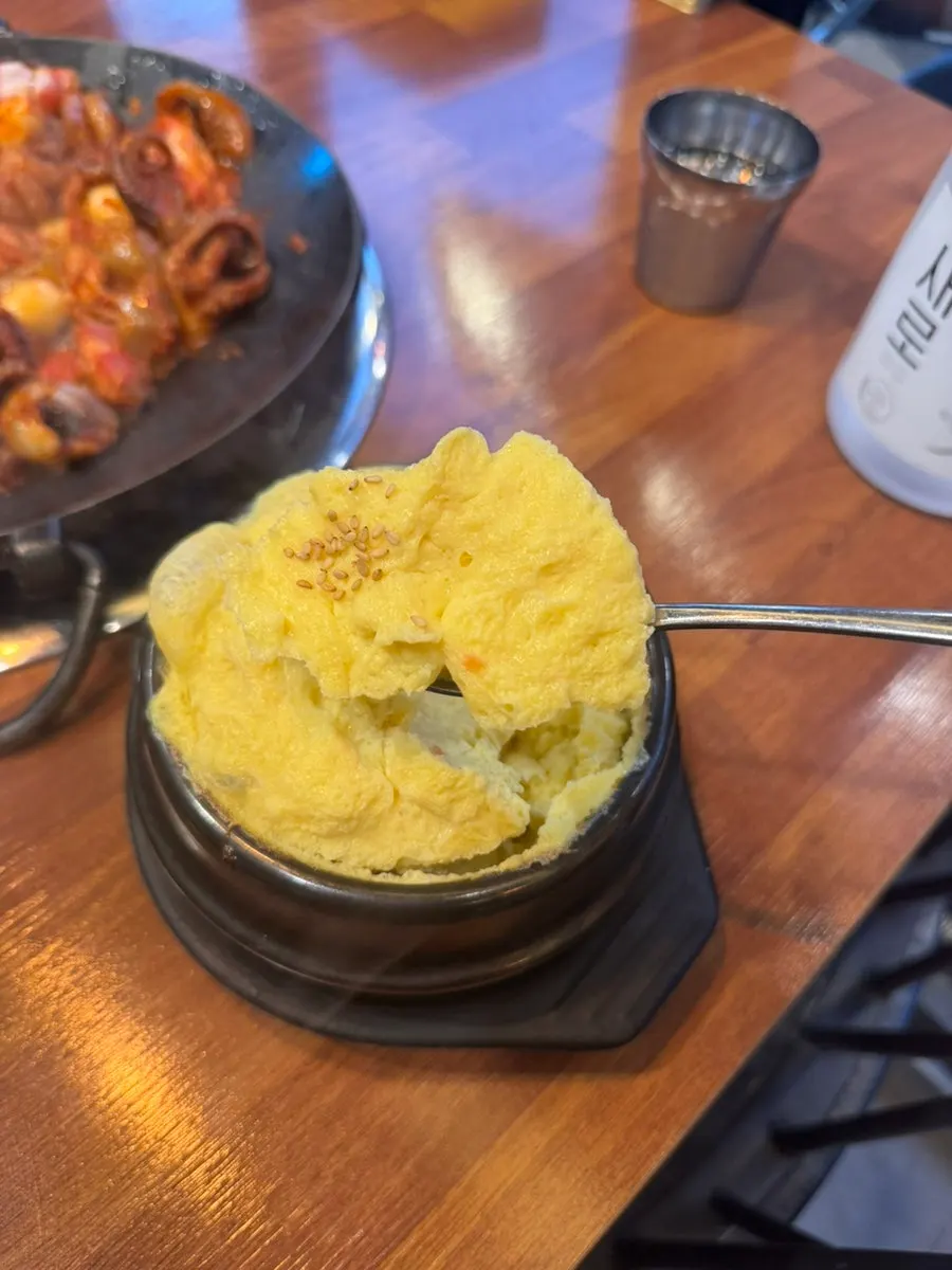부풀어 오른 서비스 계란찜 한 그릇