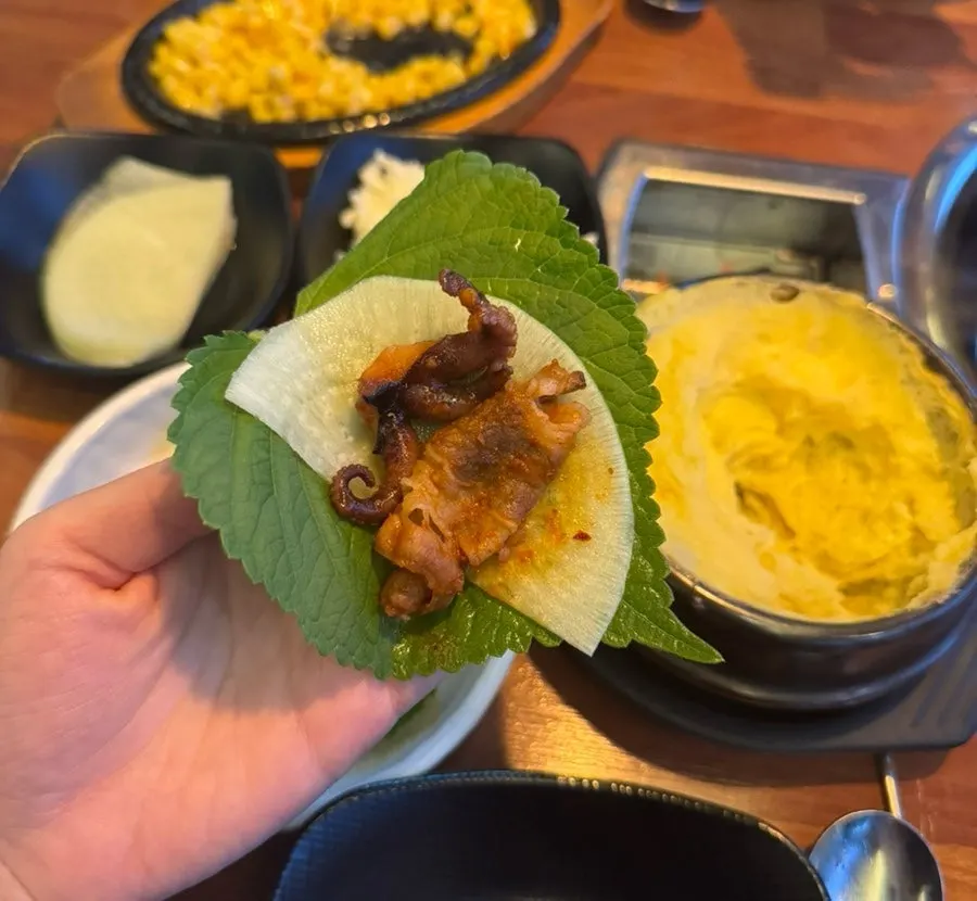 깻잎과 무쌈에 올린 쭈꾸미와 우삼겹