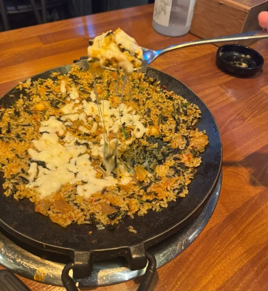 치즈를 올린 철판 볶음밥