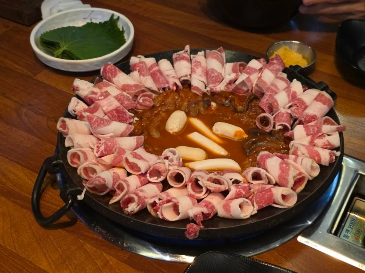 철판 가장자리에 우삼겹을 둘러 담은 쭈우삼세트