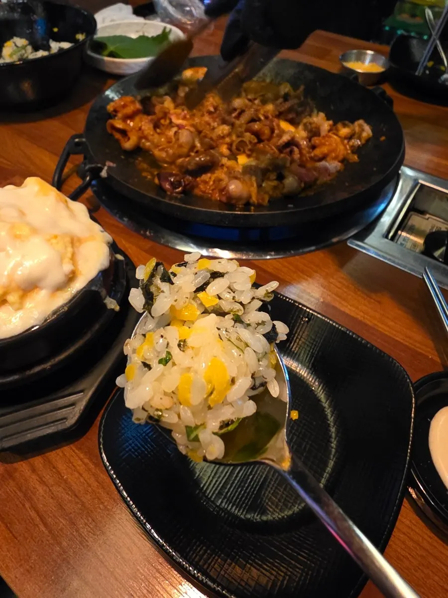깻잎에 쭈꾸미와 우삼겹, 콩나물을 올린 쌈