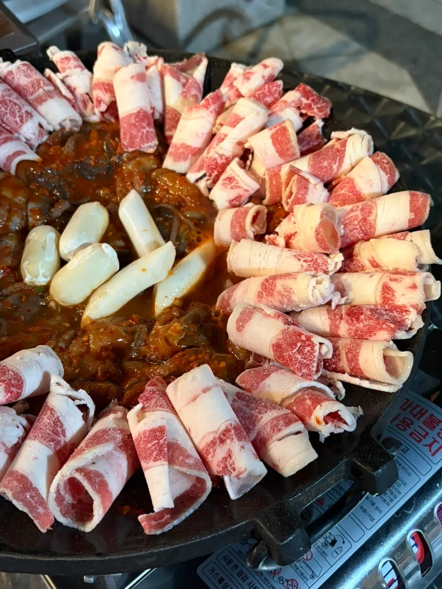 Jjuusam for two served on a hot plate
