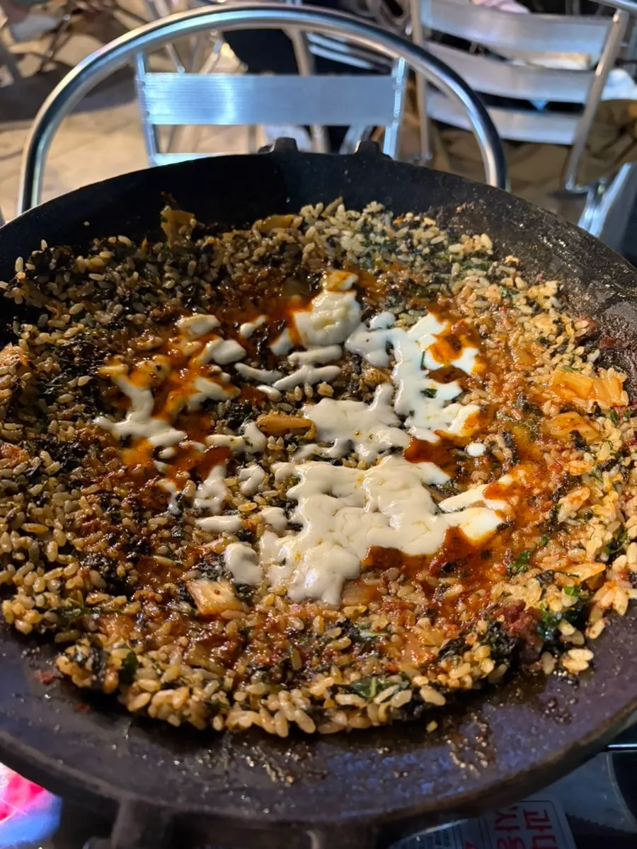 Staff-made cheese bokkeumbap on the hot plate
