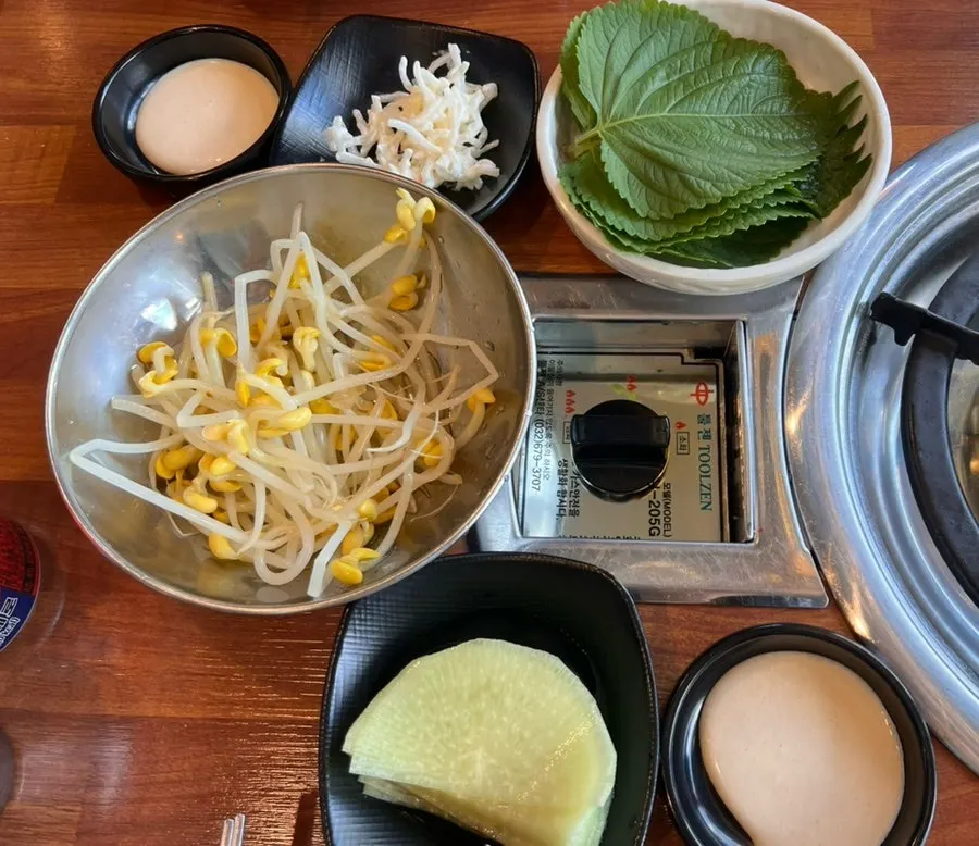 밑반찬을 챙길 수 있는 코너