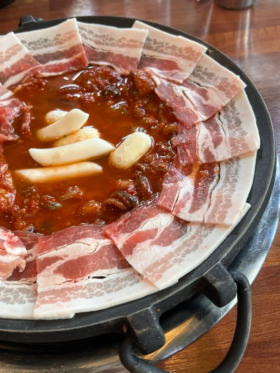 셀프주먹밥과 계란찜이 놓인 테이블