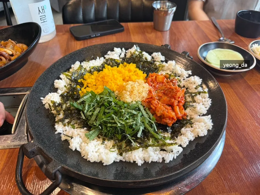 쭈꾸미와 볶음밥을 함께 볶는 모습