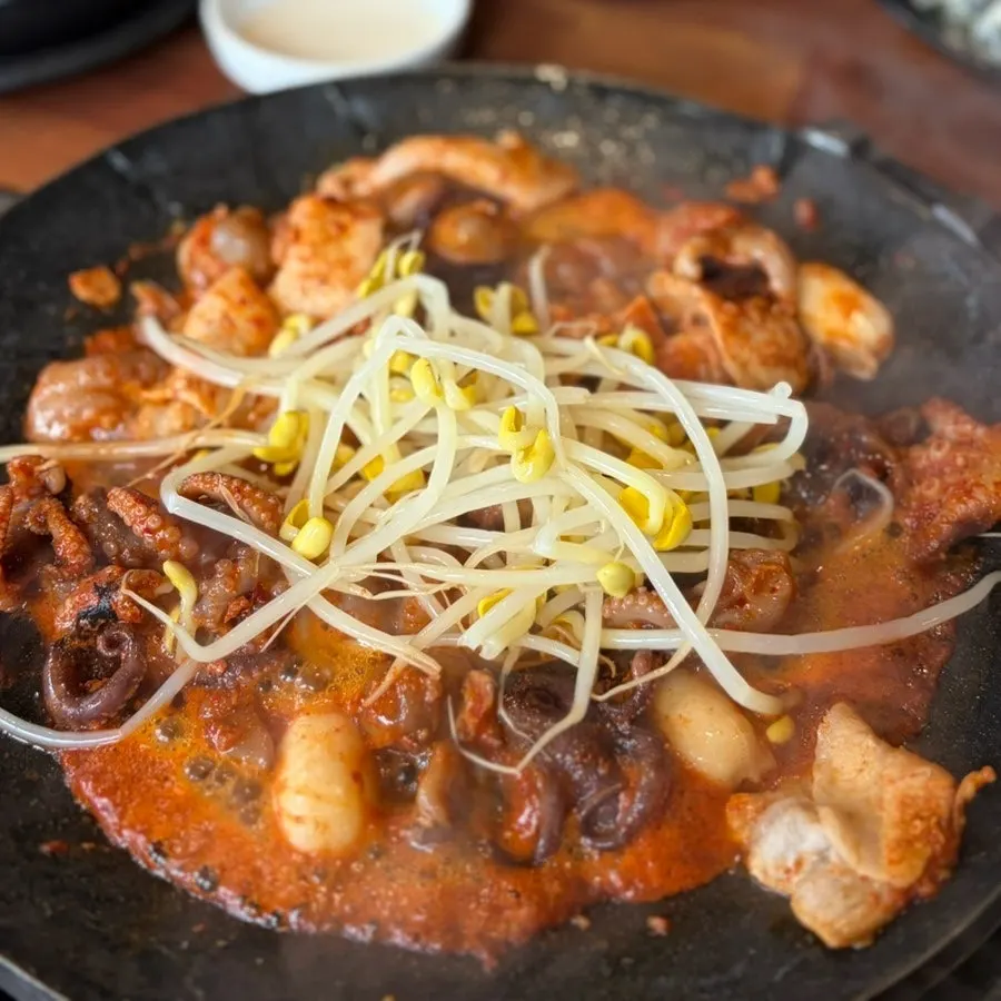 콩나물과 함께 볶아지는 쭈꾸미