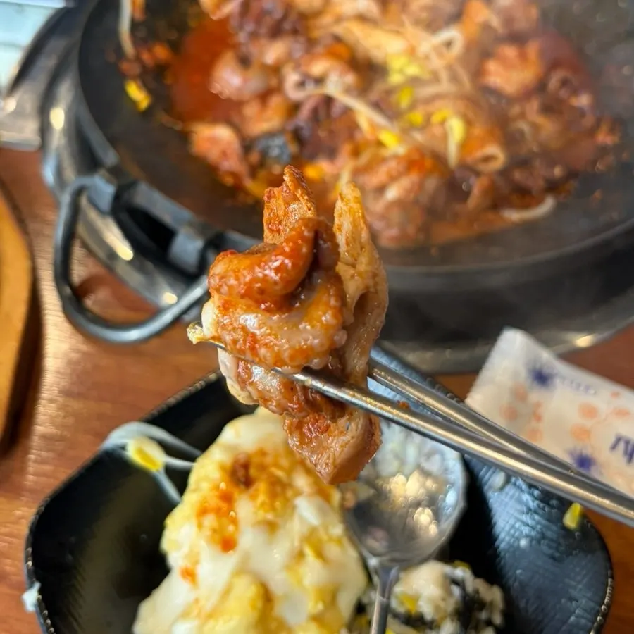 삼겹살과 쭈꾸미를 함께 집은 젓가락