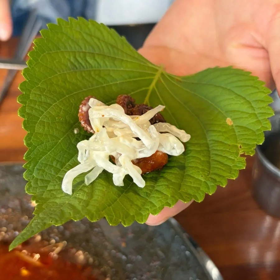 깻잎에 쭈삼겹과 날치알 올린 쌈
