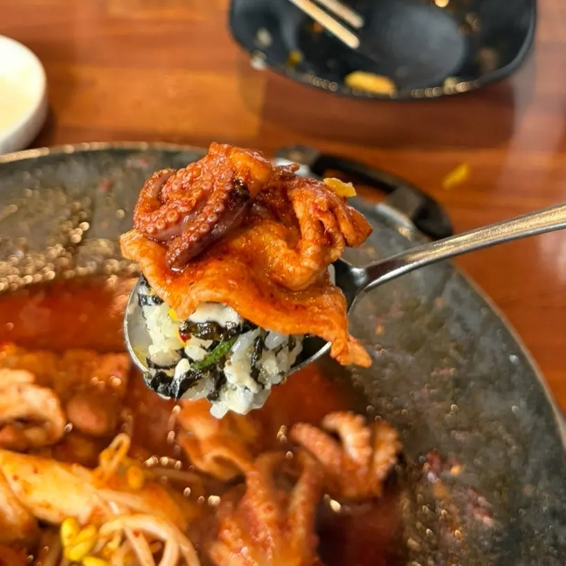 날치알 넣어 만든 셀프 주먹밥