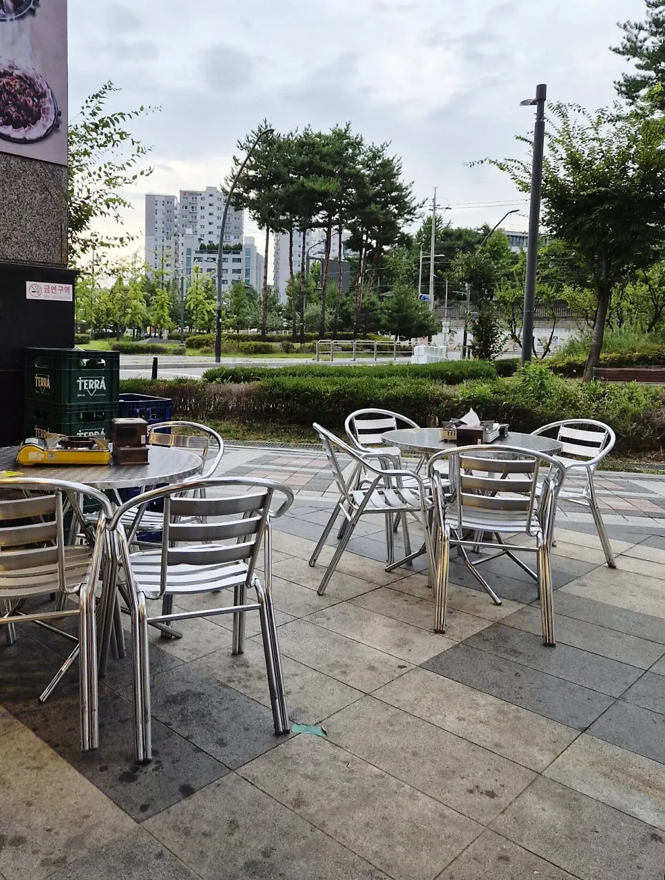 쭈박사 마곡점 창밖 공원 뷰와 야장