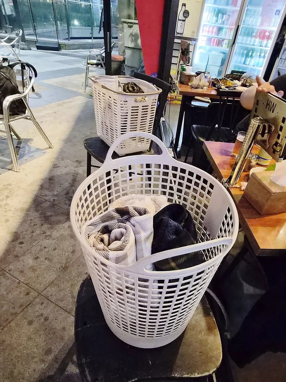 쭈박사 마곡점 유명인 사인과 앞치마 비치 공간