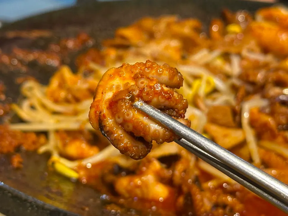 3-person set of jjusamgyeop on the hot plate