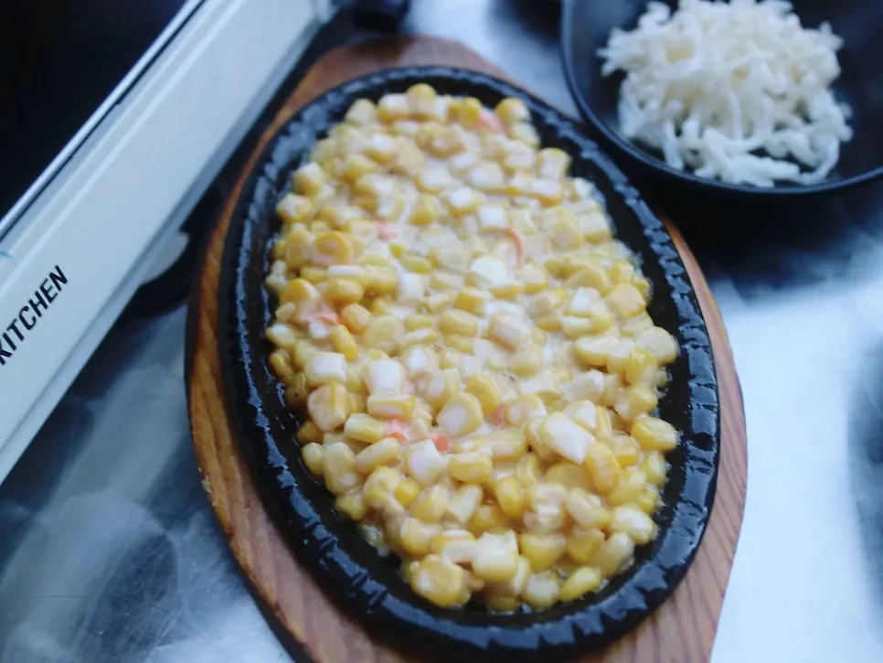 철판에 올린 옥수수콘구이