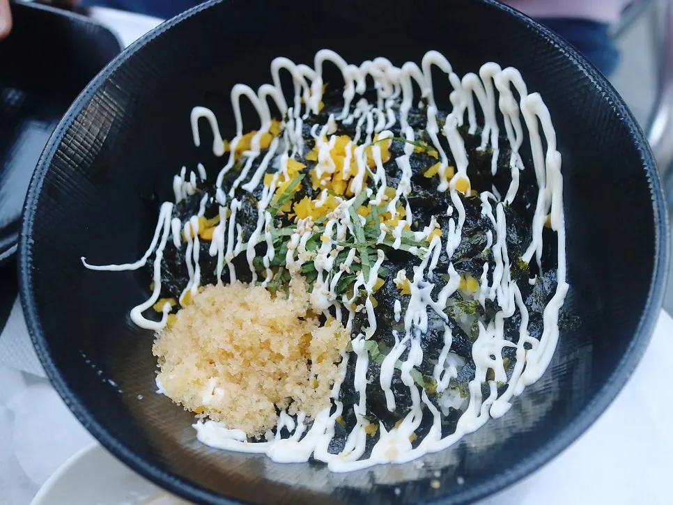 버터 마요 베이스로 볶아진 옥수수콘구이