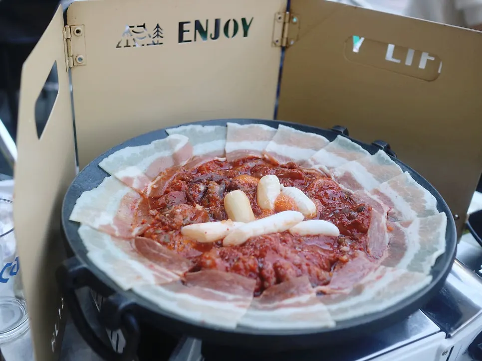 철판에 올려진 쭈꾸미와 삼겹살 쭈삼