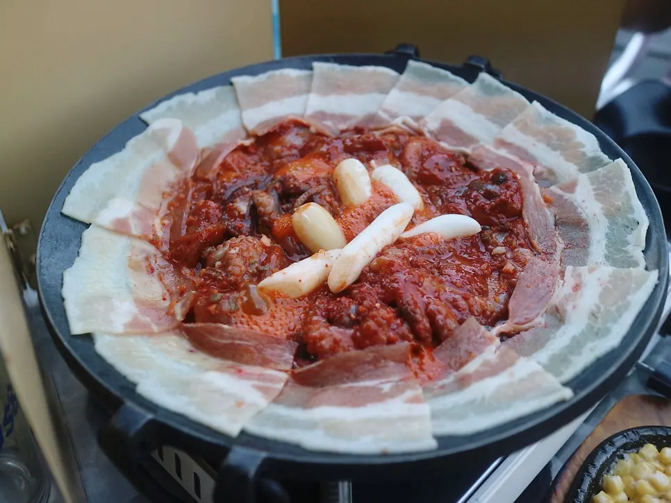 직원이 테이블에서 볶아주는 쭈삼 철판