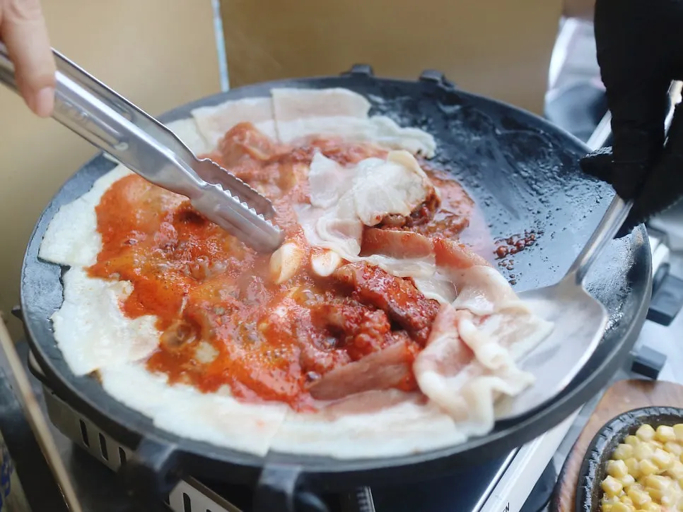 매콤한 양념에 볶아지는 쭈꾸미와 삼겹살