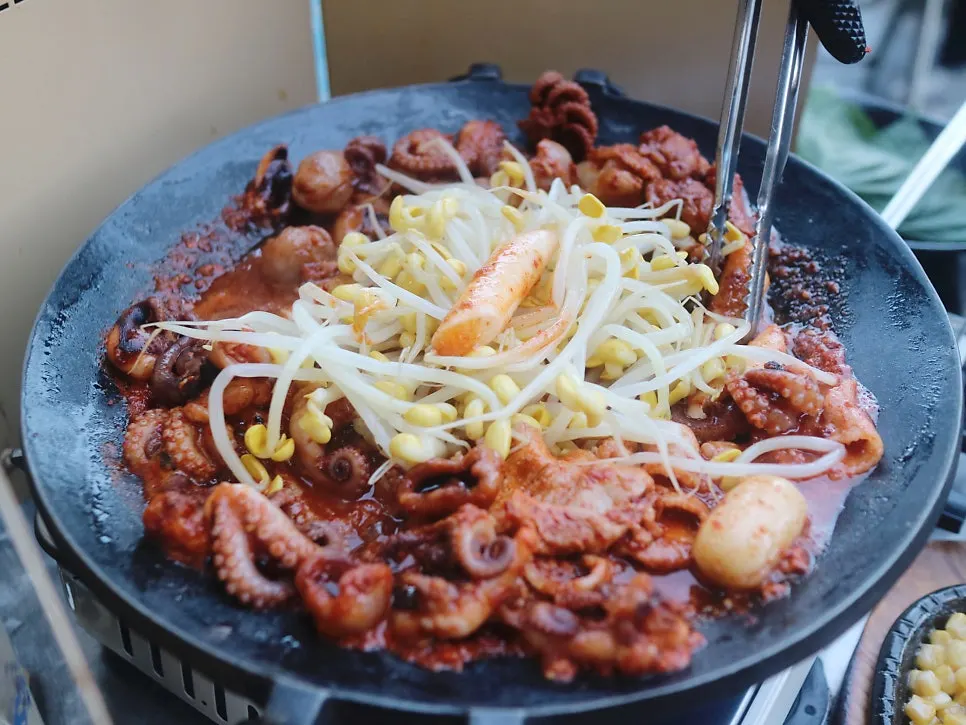 양념이 자작하게 졸여진 쭈삼과 떡