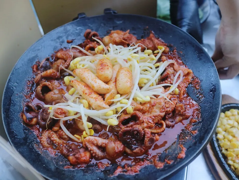 콩나물과 함께 집어 올린 쭈꾸미 한 점