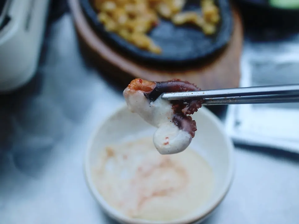 소스에 찍은 쭈꾸미와 삼겹살