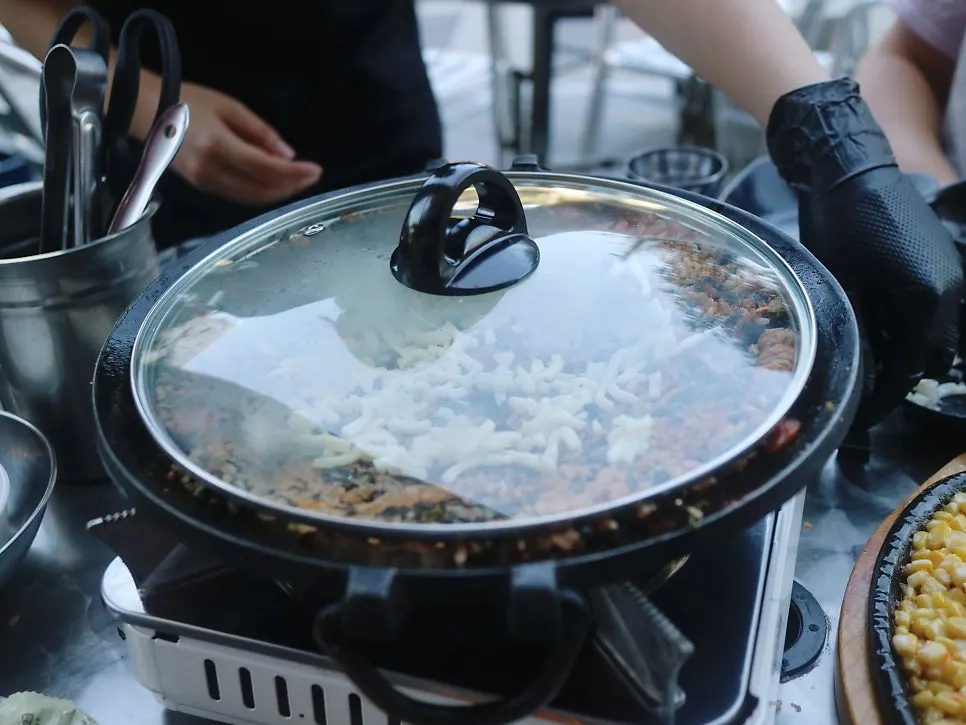 치즈 올린 철판 볶음밥