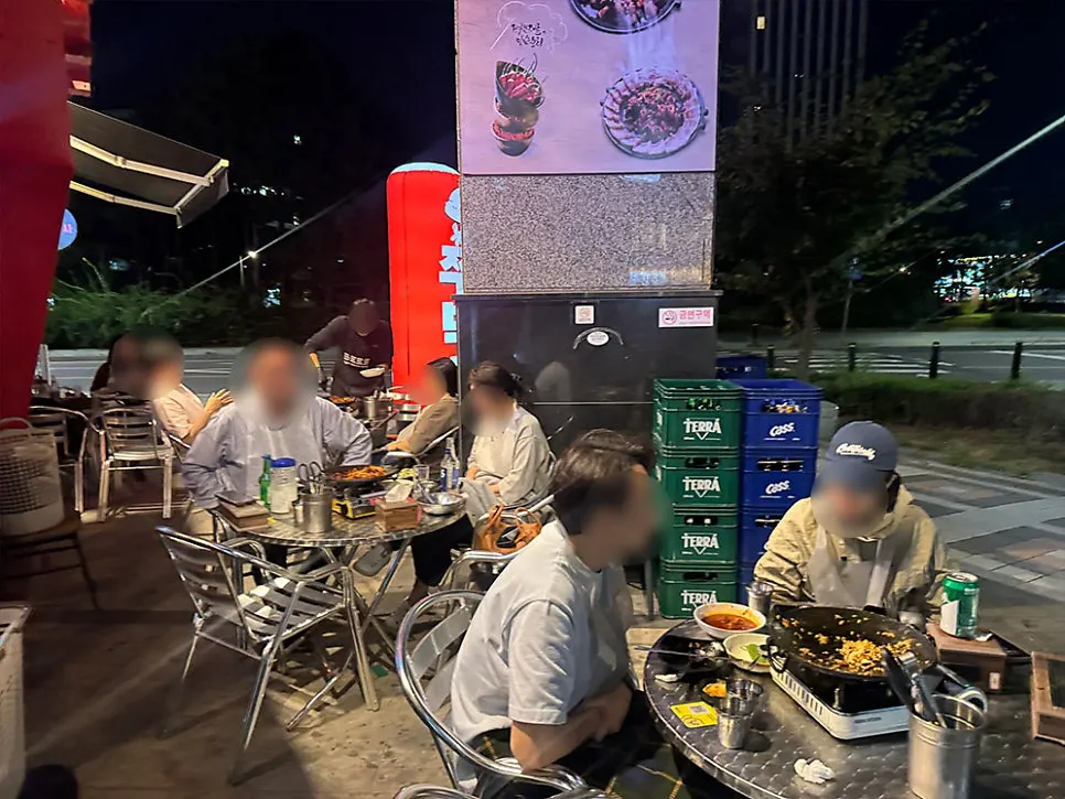 가게 앞 야외 테이블 자리
