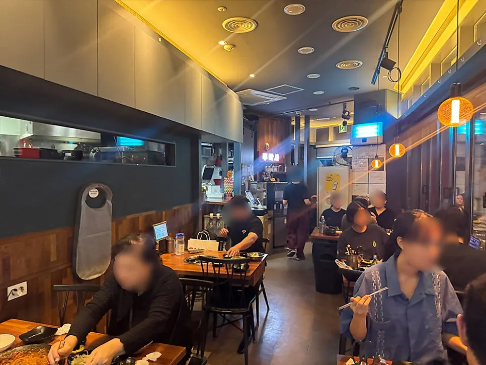쭈박사 마곡점 실내 테이블 전경