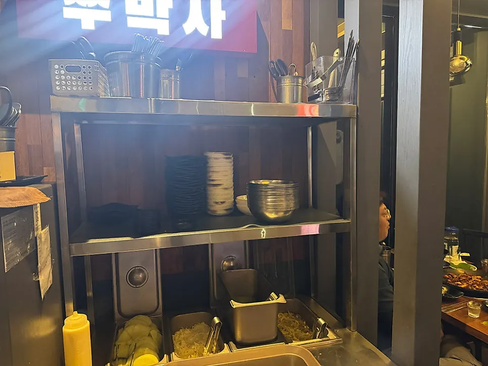 통유리창 너머 녹지가 보이는 실내 자리