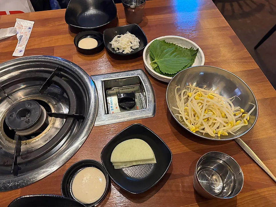 익어가는 삼겹살과 채소