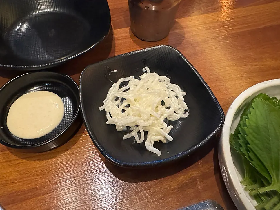 쭈꾸미와 삼겹살을 함께 집은 젓가락
