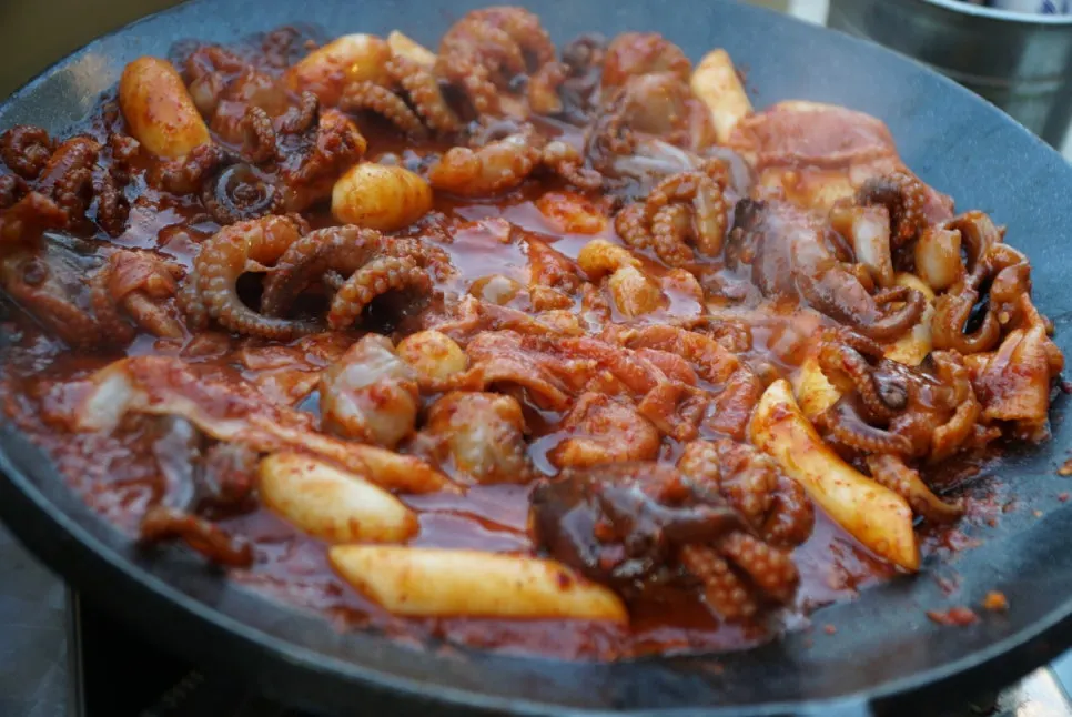 쭈꾸미와 함께 익는 삼겹살 180g