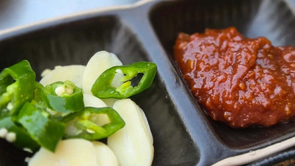 반찬과 함께 차려진 야외 테이블