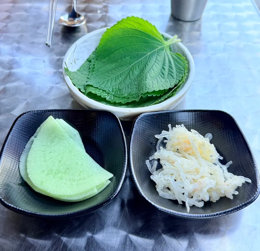 Basic side dishes including perilla leaves and jelly noodles with pickled radish