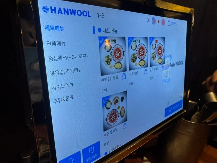 쭈박사 마곡점 매장 테이블 분위기