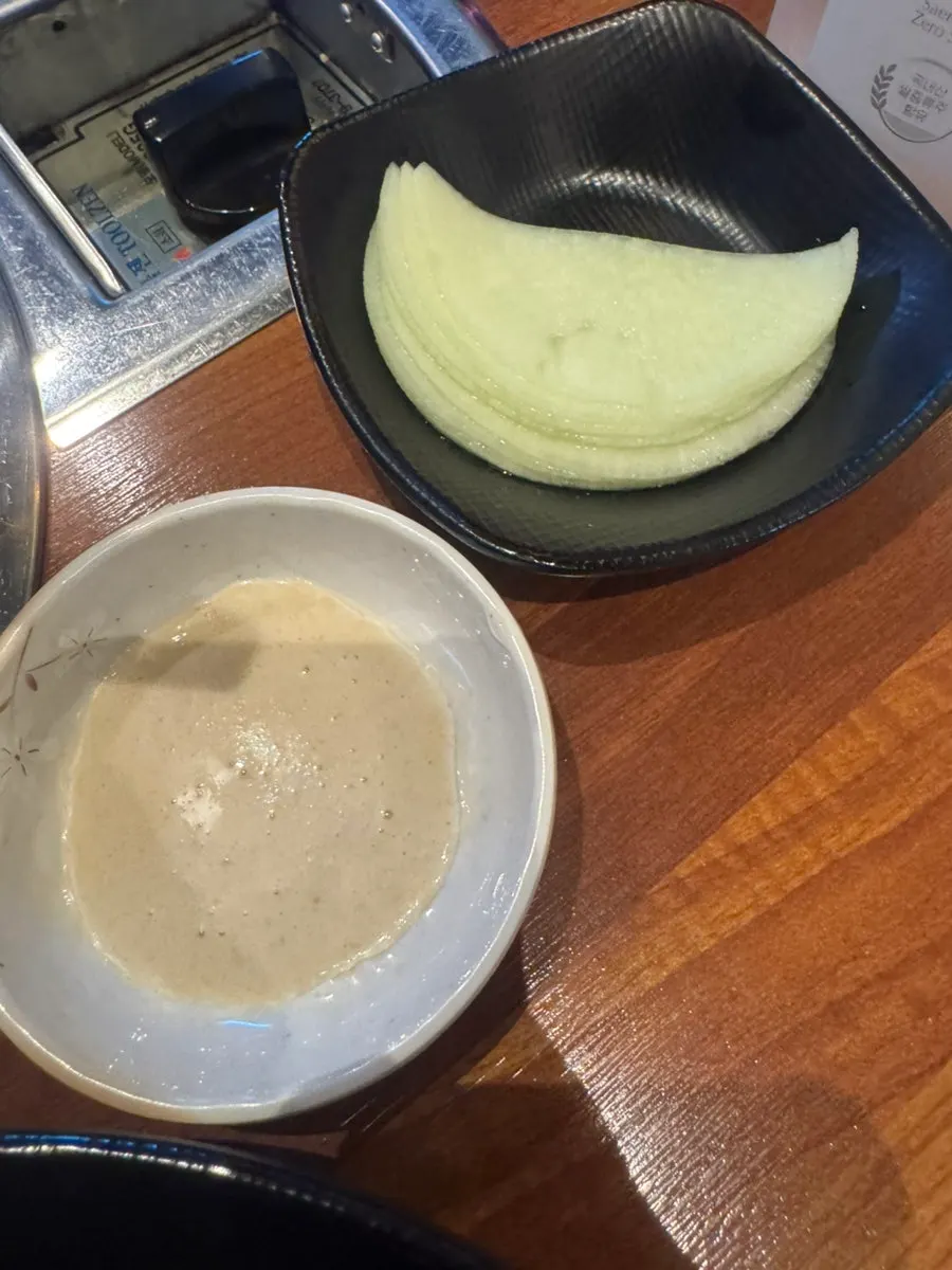 천사채와 밑반찬이 놓인 테이블