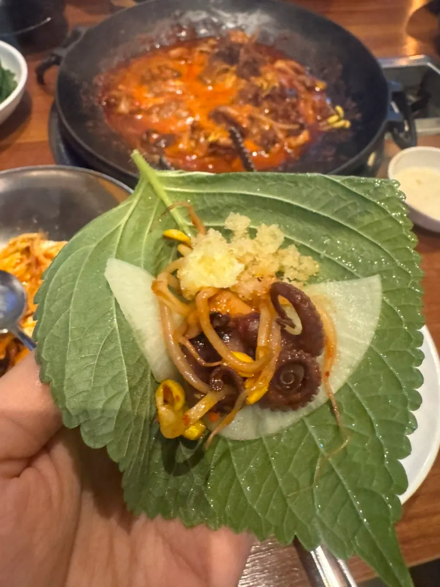 깻잎에 쭈꾸미와 마요네즈 천사채를 올린 쌈