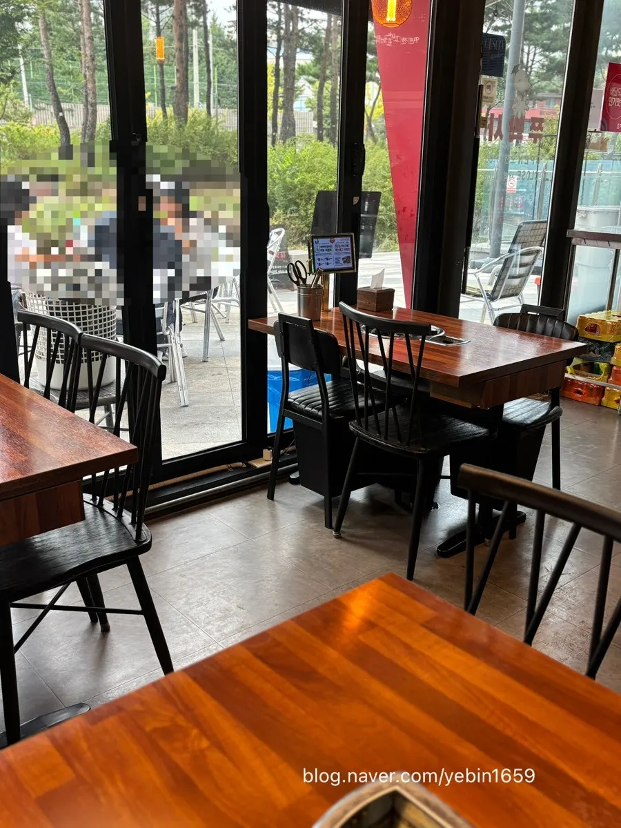 Indoor table seating at Jju Baksa Magok Branch